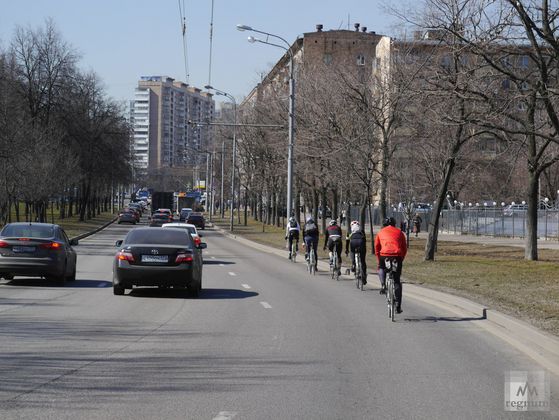 Шоссейные велосипедисты на Юго-Западе Москвы.
