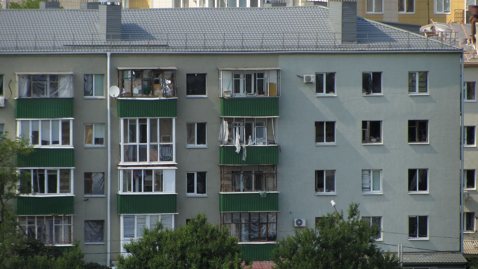 Окна закрывают плёнкой. Белгород, 03.07.2022 г.