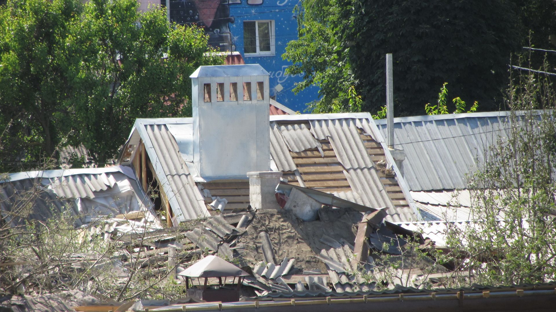 Белгород обстрел сегодня где. Обстрел Белгорода 3 июля 2022. Разрушения в Белгороде после обстрела. Разрушенная крыша. Шиферная крыша.