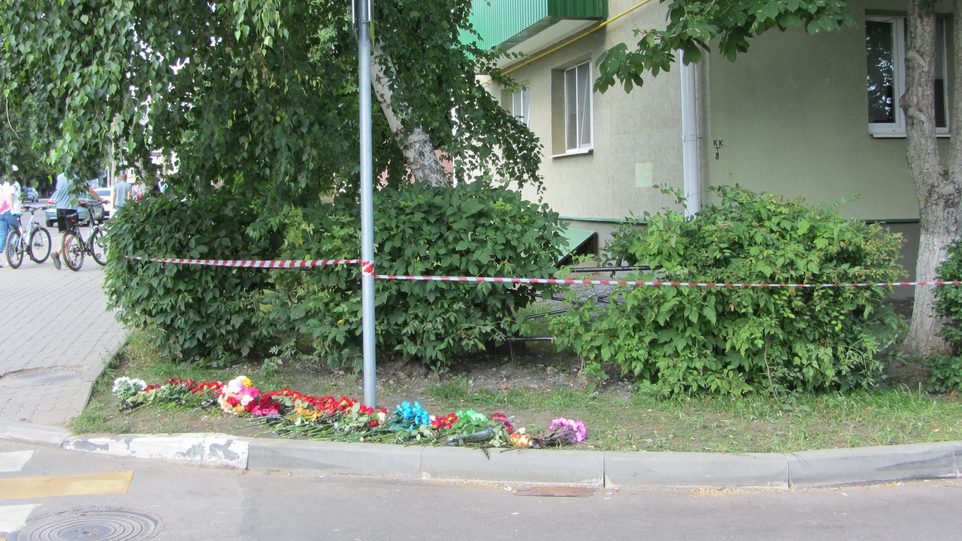 Жители приносят цветы к месту трагедии. Белгород, 03.07.2022 г.