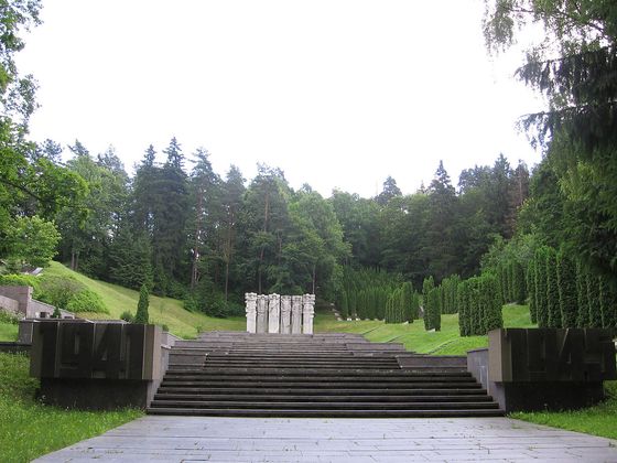 Мемориал на Антакальнисском кладбище, созданный в 1951 году.