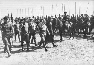 Председатель Реввоенсовета Лев Троцкий на смотре войск фронта в Харькове. 1919