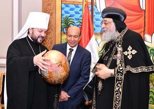 Коптский патриарх (справа) и русский митрополит. Сайт Коптской церкви