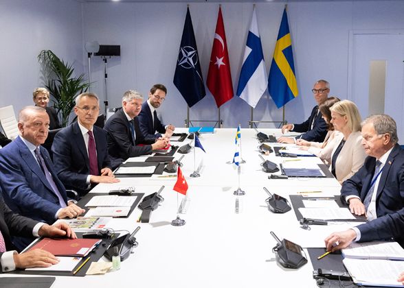 Президент Турции Реджеп Эрдоган на встрече с президентом Финляндии, премьер-министром Швеции и генеральным секретарем НАТО