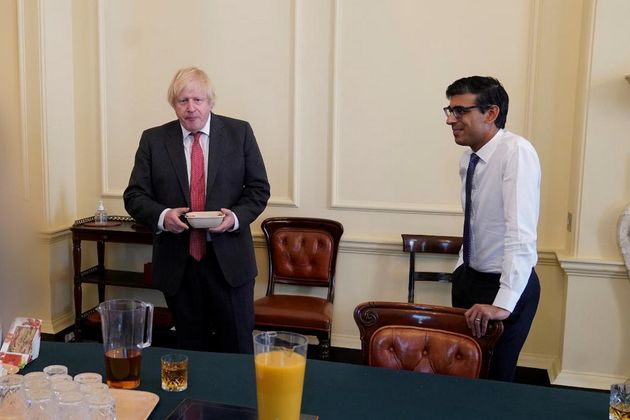 Премьер-министр Великобритании Борис Джонсон и бывший канцлер казначейства Великобритании Риши Сунак