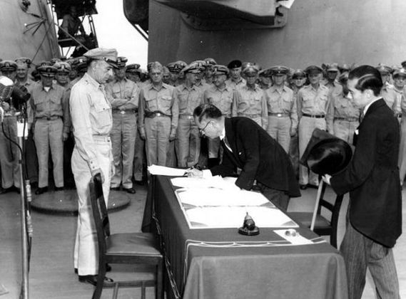 Церемония подписания Акта о капитуляции Японии на борту американского линкора «Миссури» 2 сентября 1945