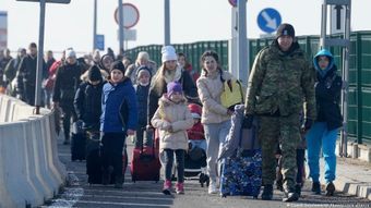Украинские беженцы, пересекающие границу с Польшей