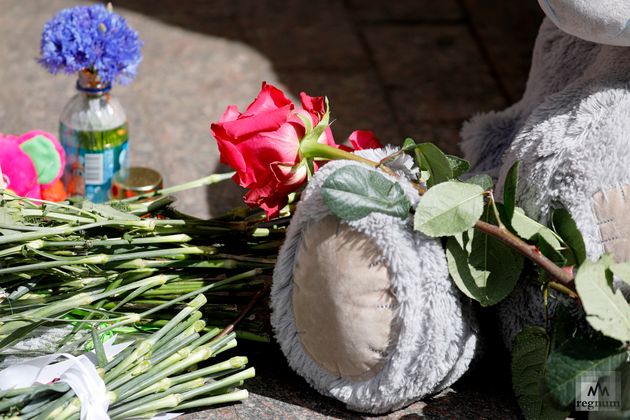 Мемориал погибшей в Донеце девочке у французского консульства в Петербурге