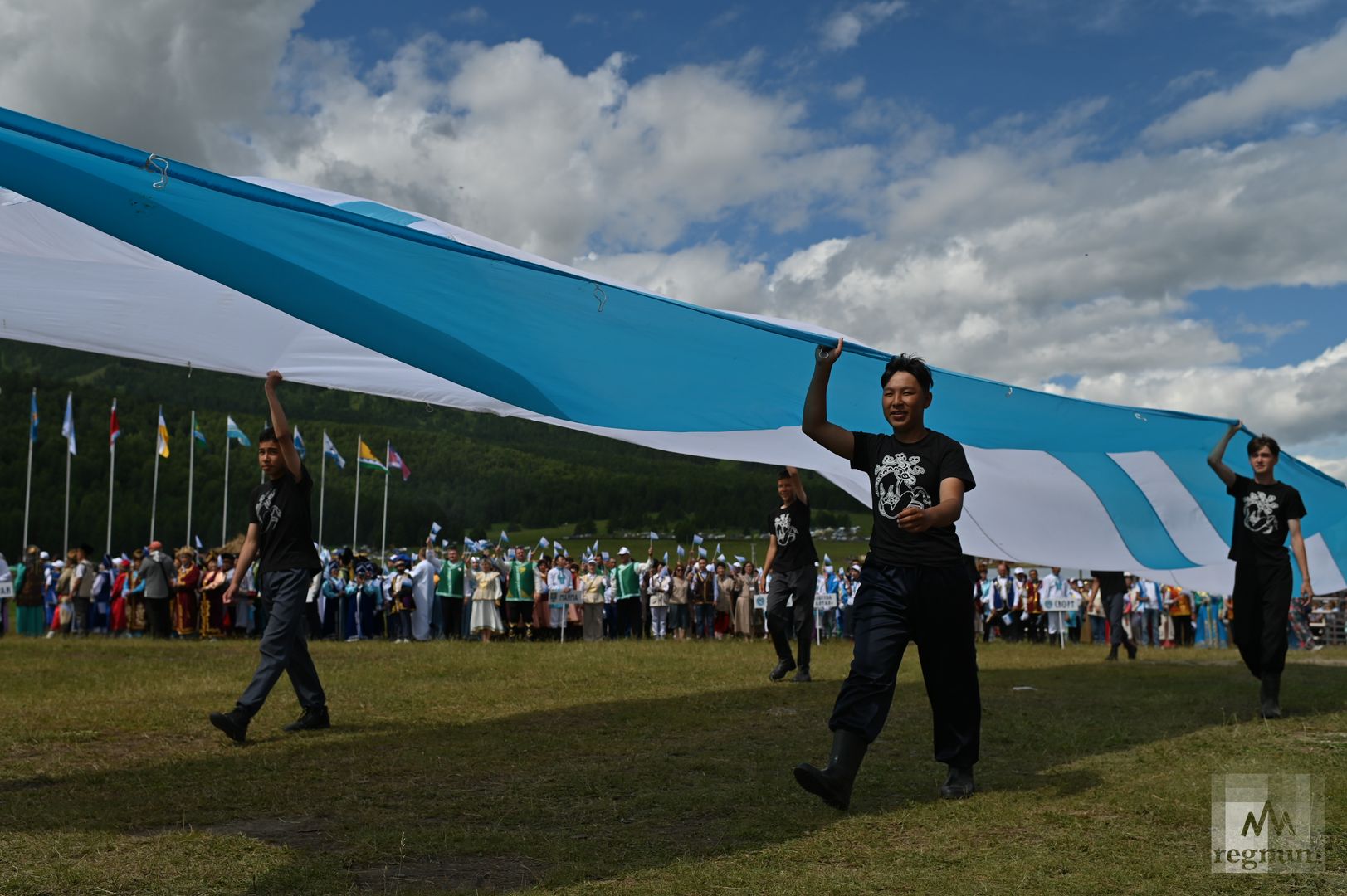 Флаг Республики Алтай на церемонии открытия праздника