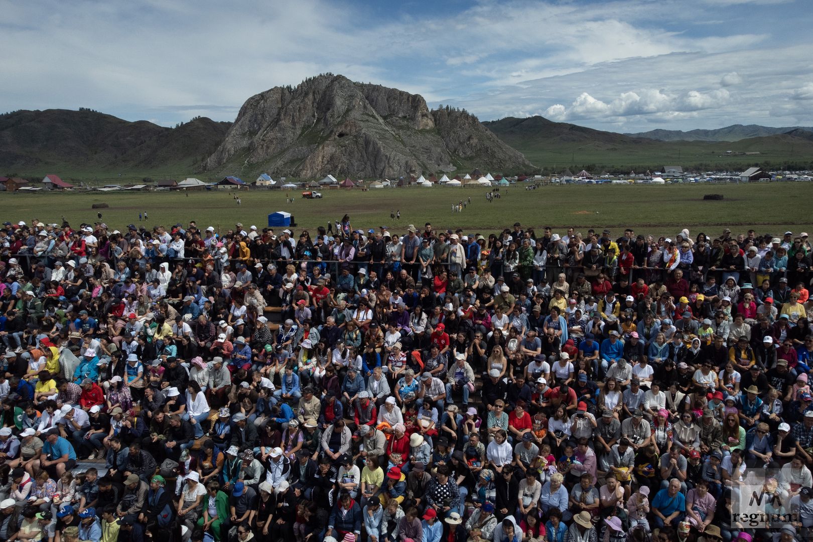 Зрители на церемонии открытия национального праздника Алтайского народа Эл Ойын