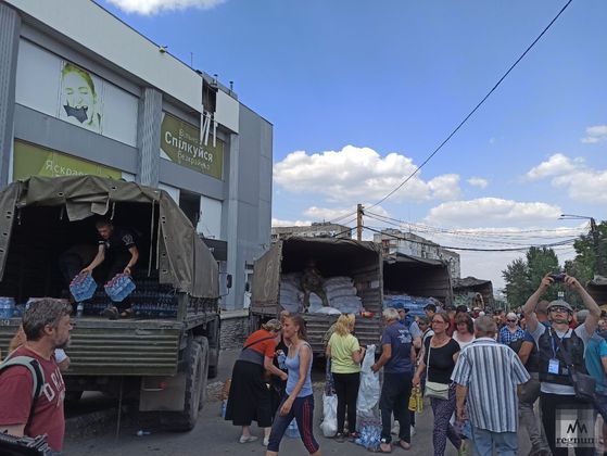 Раздача гуманитарной помощи в Лисичанске