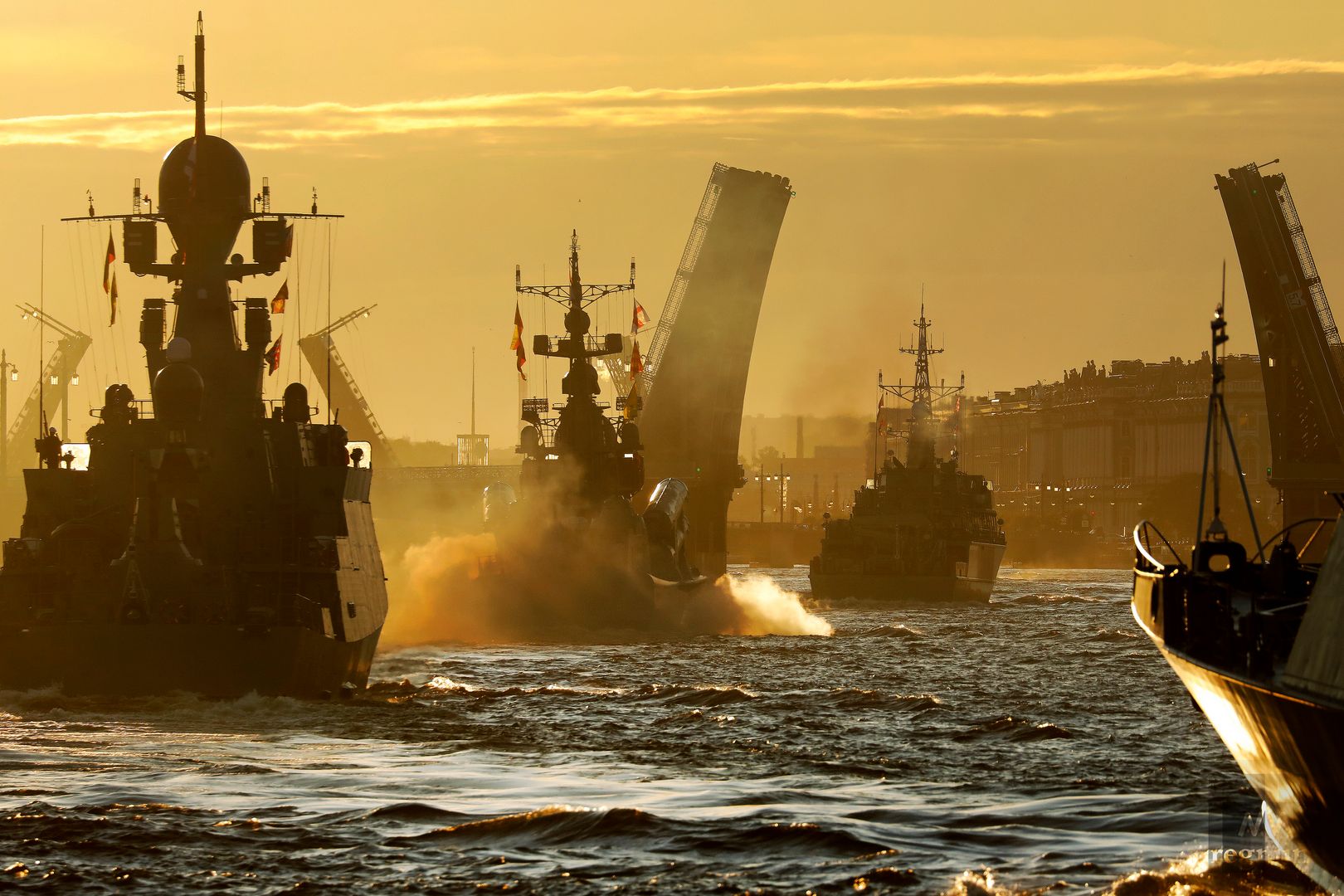 Честь дня вмф. Морской парад в Санкт-Петербурге. С днём военно морского флота. День ВМФ парад. День ВМФ В Питере.