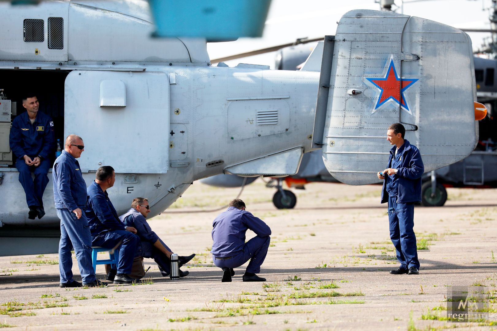 Летчики перед началом пролета авиации в рамках репетиции Главного военно-морского парада в честь Дня Военно-морского флота России