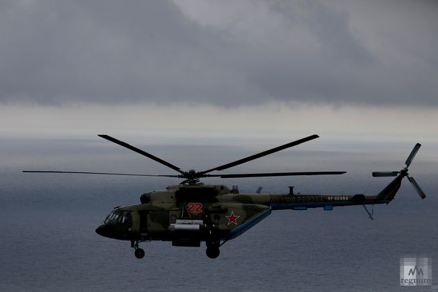 Вертолет Ми-8 во время пролета авиации над Финским заливом