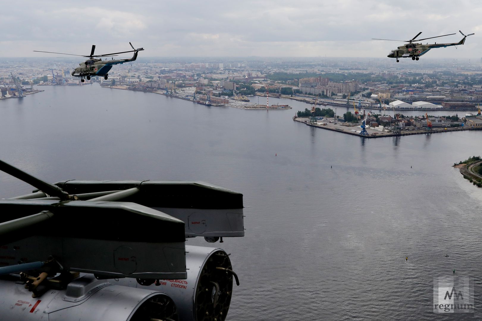 Вертолеты Ми-8 над Санкт-Петербургом во время репетиции