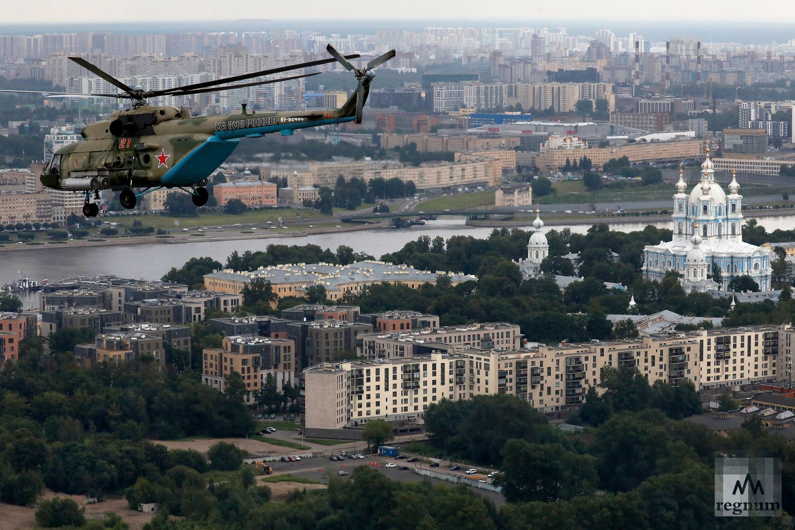 Вертолет Ми-8 во время пролета над городом