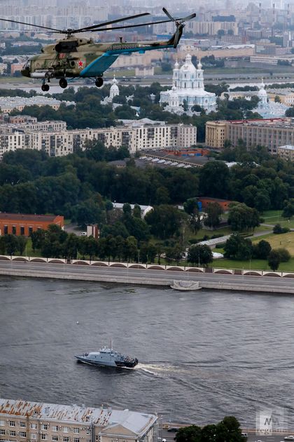 Вертолет Ми-8 во время пролета над городом