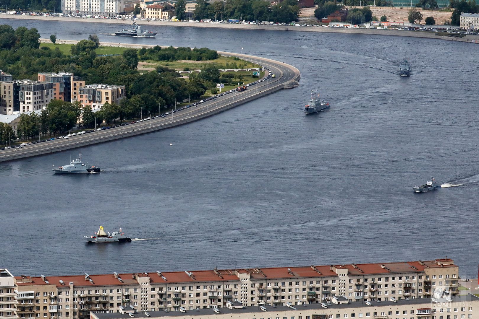 Корабли в акватории Невы во время генеральной репетиции Главного военно-морского парада в Санкт-Петербурге
