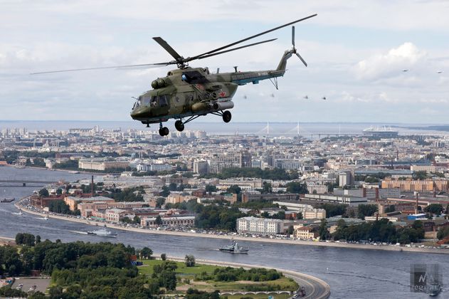 Вертолет Ми-8 во время пролета авиации над Санкт-Петербургом