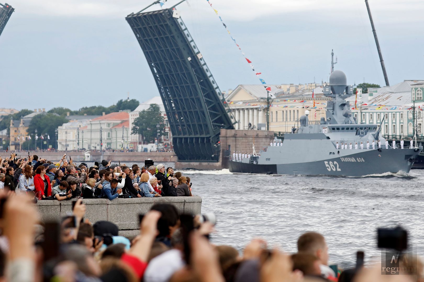 Горожане на Дворцовой набережной во время Главного военно-морского парада в Санкт-Петербурге