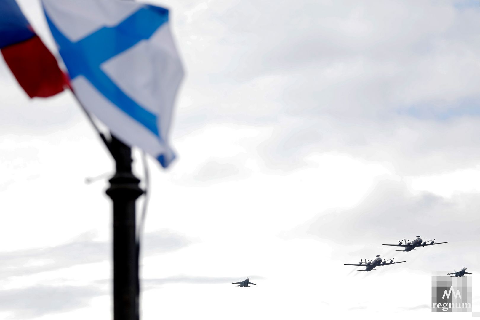 Самолеты Ил-38Н и истребители Су-27 во время Главного военно-морского парада