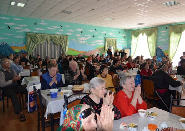 Дети военнослужащих 201 военной базы поздравили с праздником «Навруз» постояльцев дома престарелых