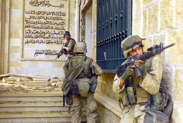 Морские пехотинцы перед входом в один из дворцов Саддама Хусейна. 9 апреля 2003 года