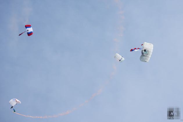 Показательные прыжки с парашютом в день ВДВ в Екатеринбурге