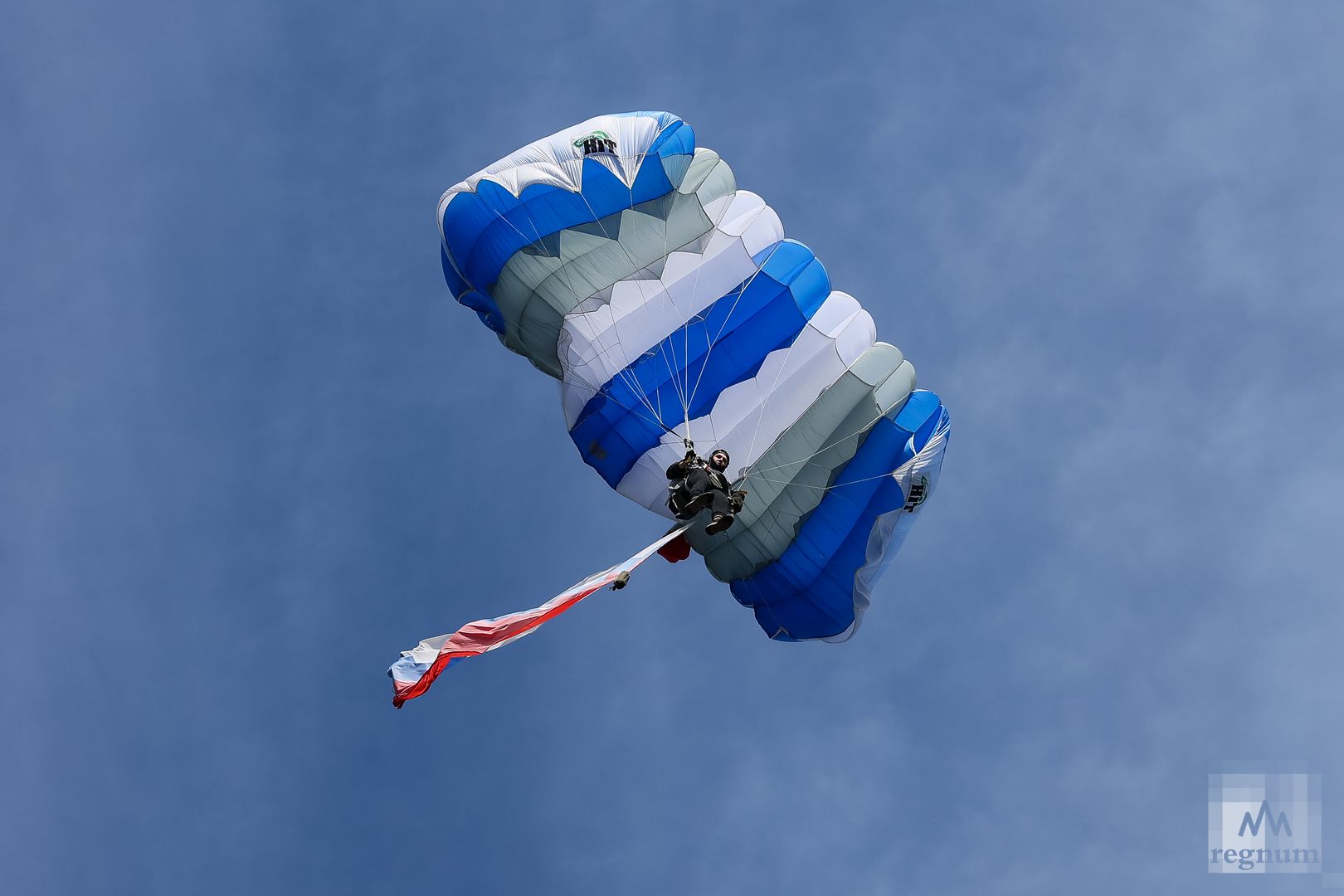 Показательные прыжки с парашютом в день ВДВ в Екатеринбурге