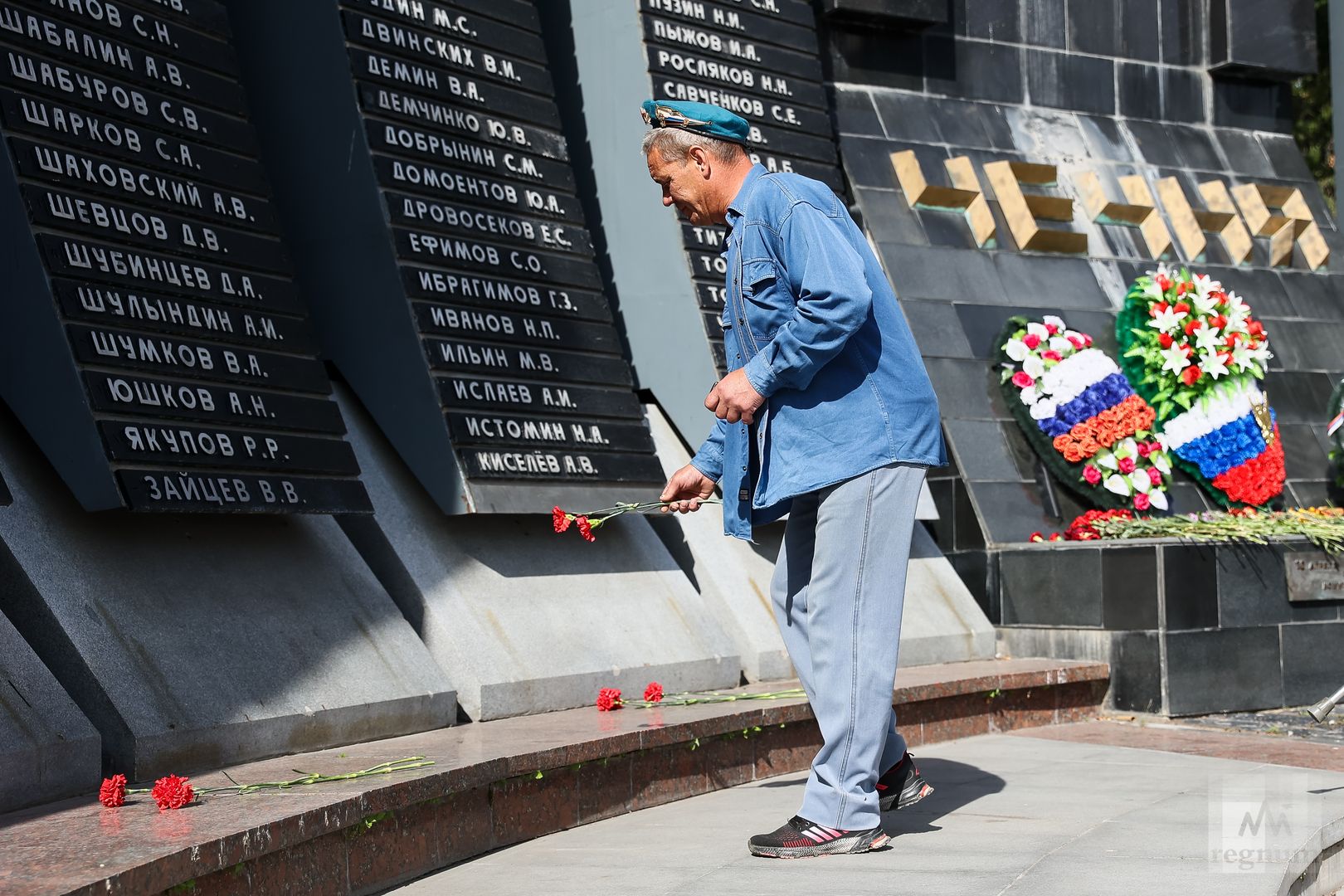 Возложение цветов к мемориалу «Чёрный тюльпан» в Екатеринбурге