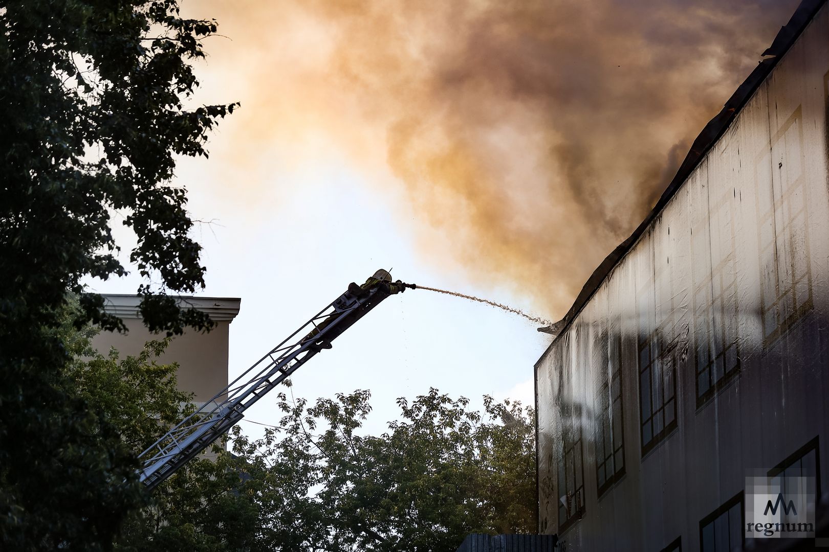 Тушение пожара на ул. Ленина, 79 в Екатеринбурге