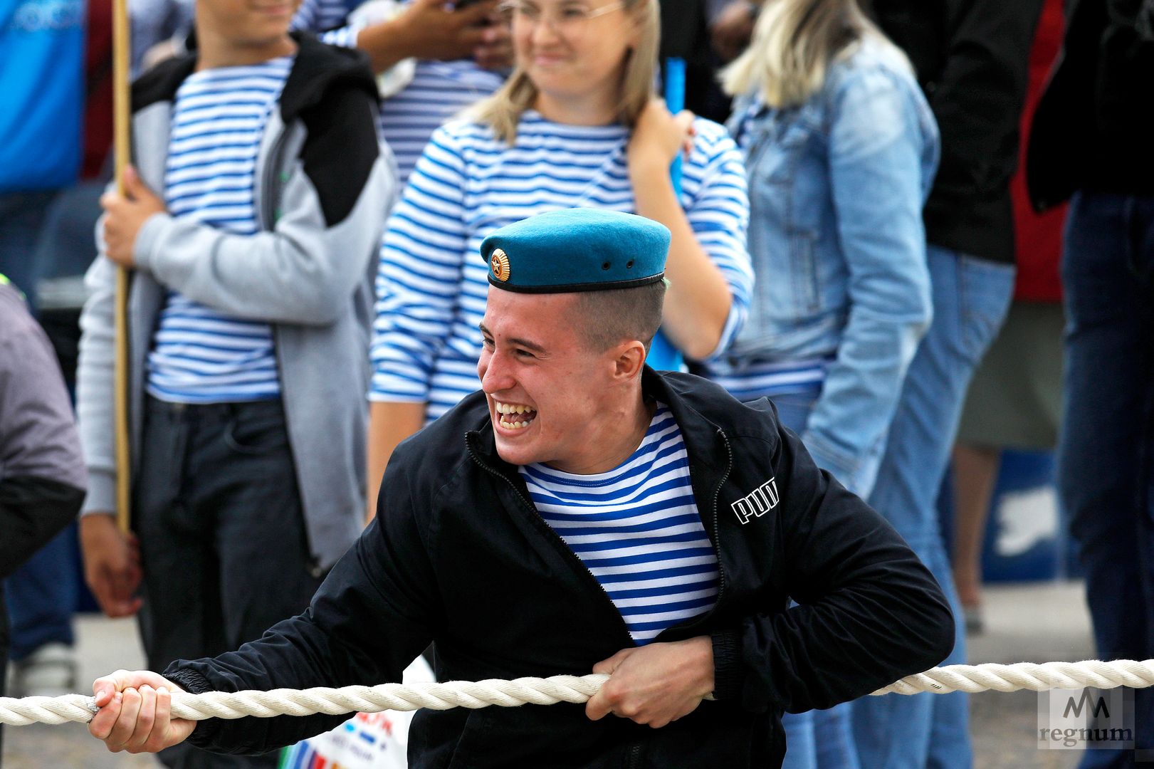 Перетягивание каната во время празднования Дня ВДВ в парке 300-летия Санкт-Петербурга