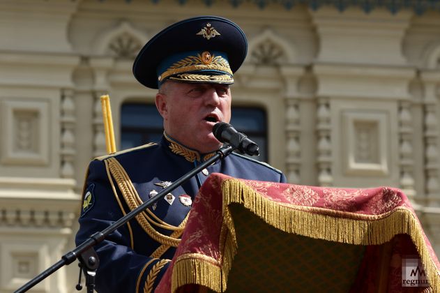 Генерал-майор Алексей Наумец поздравляет десантников с праздником