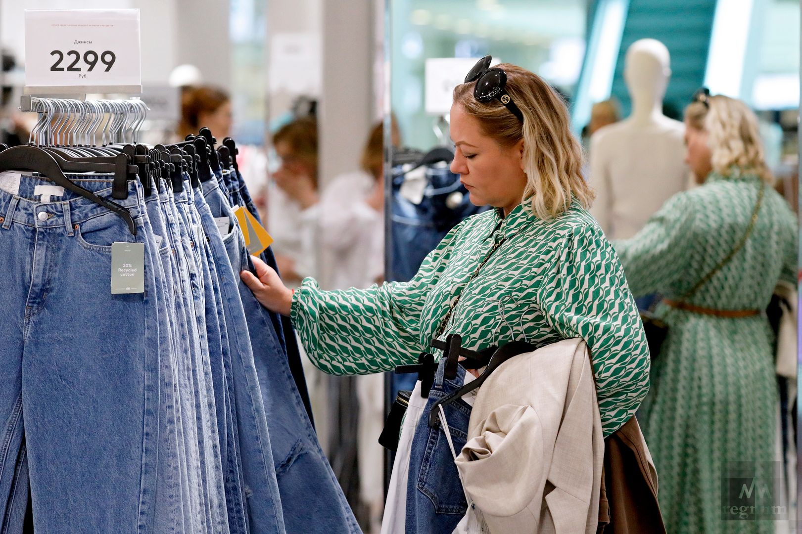 Покупатели в магазине H&M, который временно возобновил свою работу в ТРЦ «Галерея»