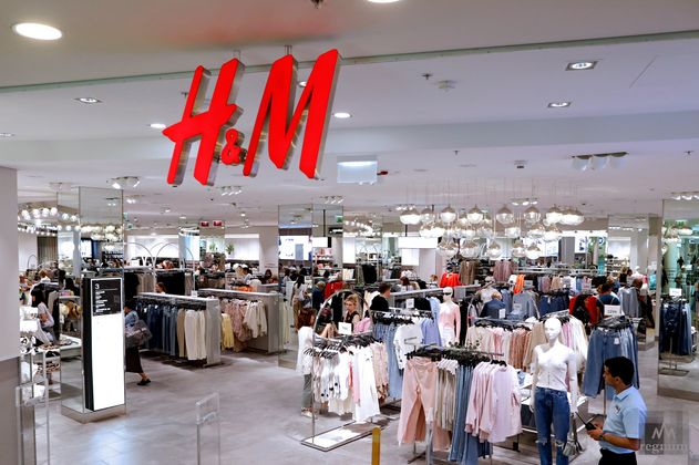 Вывеска магазина H&M, который временно возобновил свою работу в ТРЦ «Галерея»