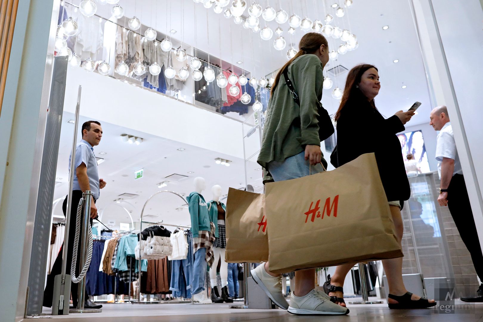 Большая часть граждан покидала H&M с большими пакетами, реже — со средними