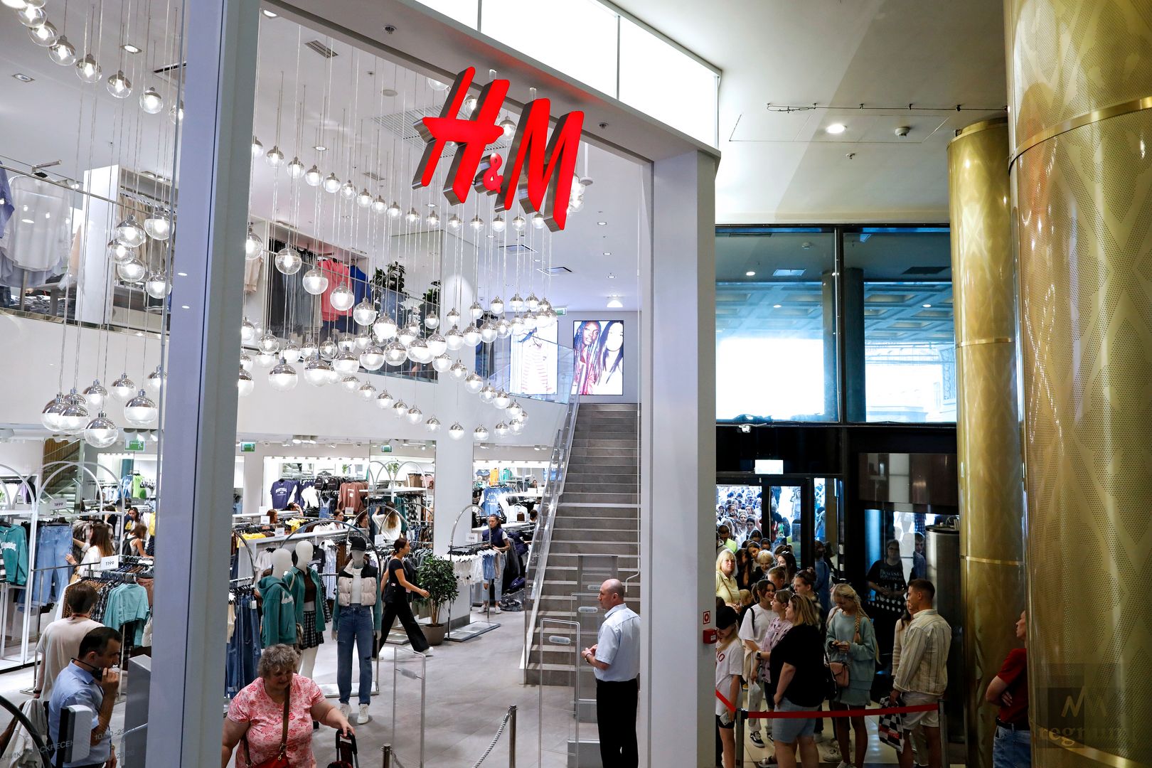 Магазин H&M, который временно возобновил свою работу в ТРЦ «Галерея»
