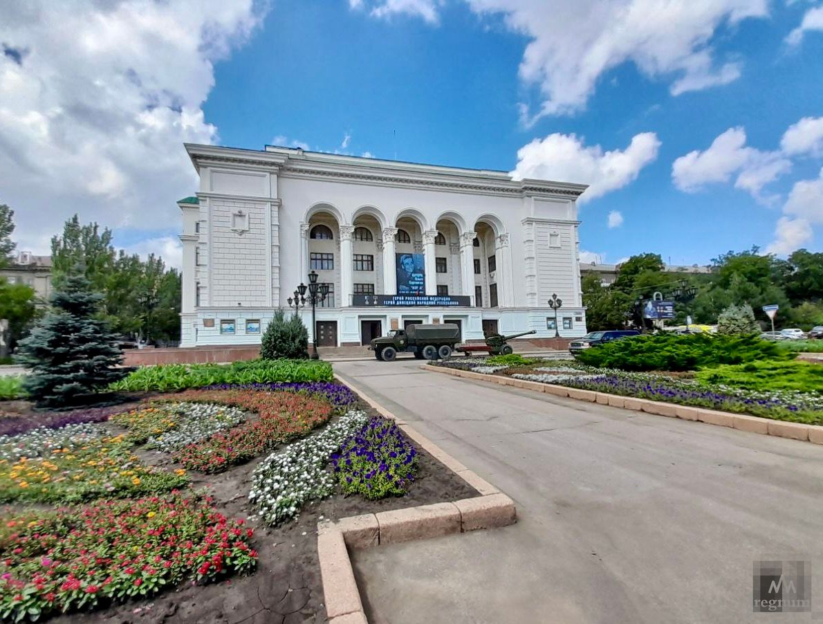 Здание драмтеатра в Донецке, где прошла церемония прощания с командиром артиллерийского дивизиона полковником Ольгой Качурой