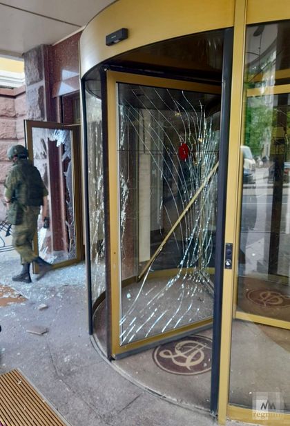 Вход в гостиницу «Донбасс палас» после обстрела