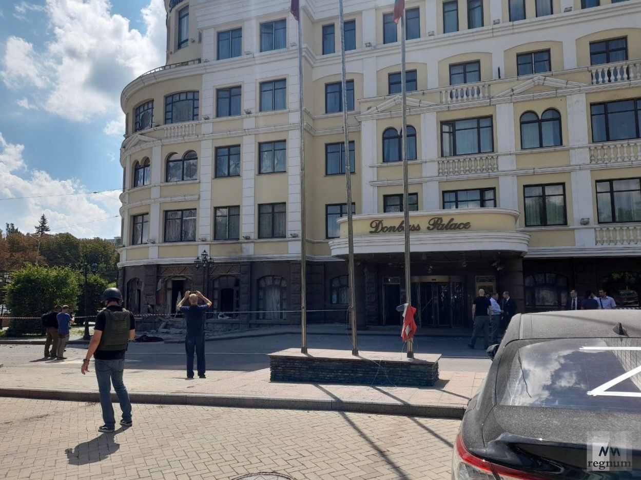 Гостиница «Донбасс палас» после обстрела