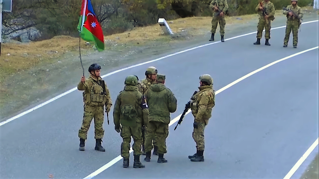 Встреча азербайджанских военнослужащих с российскими миротворцами близ села Ванк в Кельбаджарском районе 25 ноября 2020 года