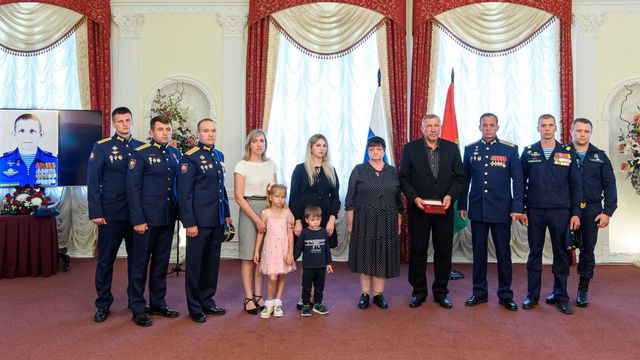 Звезду Героя России передали родителям и вдове погибшего военнослужащего