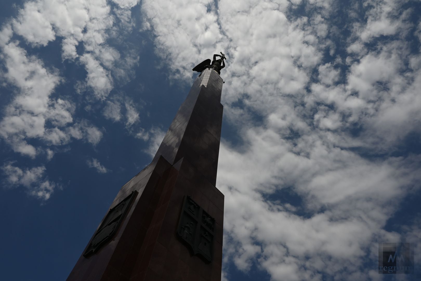 Стела «Ангел-хранитель» на Александровской площади в Ставрополе