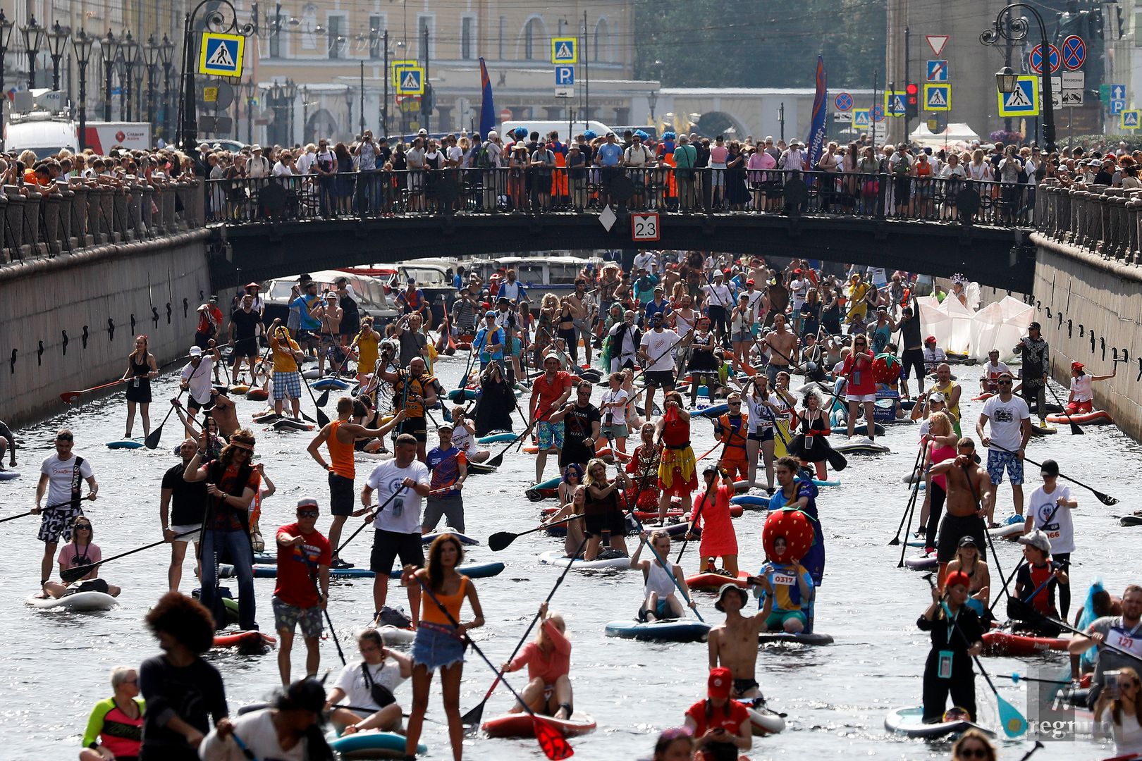 Участники фестиваля SUP-серфинга «Фонтанка-SUP — 2022» плывут по каналу Грибоедова