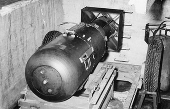 Атомная бомба «Малыш» перед погрузкой на бомбардировщик