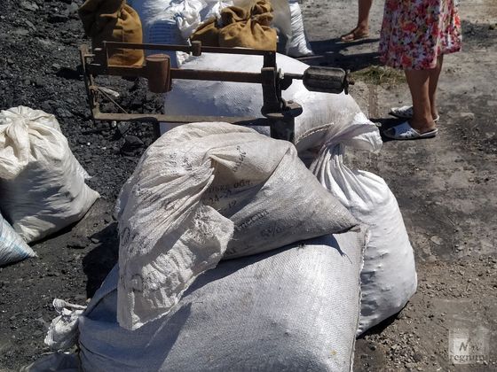Мешки с бесплатным углём для жителей посёлка Белосарайская коса, ДНР
