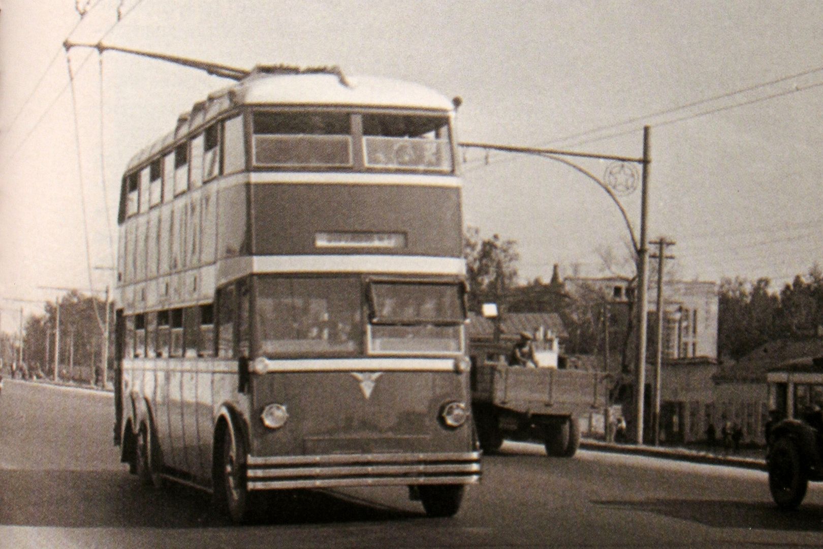 Двухэтажный троллейбус ЯТБ-3