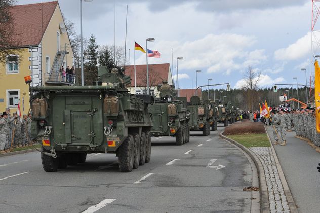 Бронированные машины Армии США Stryker в городе Фильсэкк. Германия