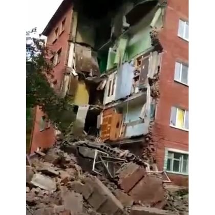 Момент обрушения жилого дома в Омске