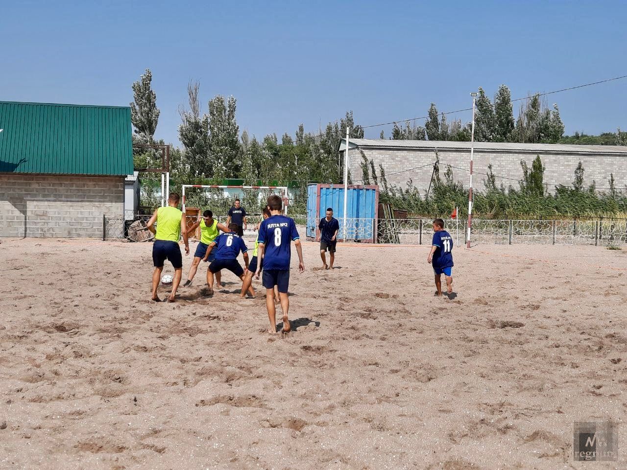 Пляжный футбол. День работников физической культуры и спорта в посёлке Ялта, ДНР.
